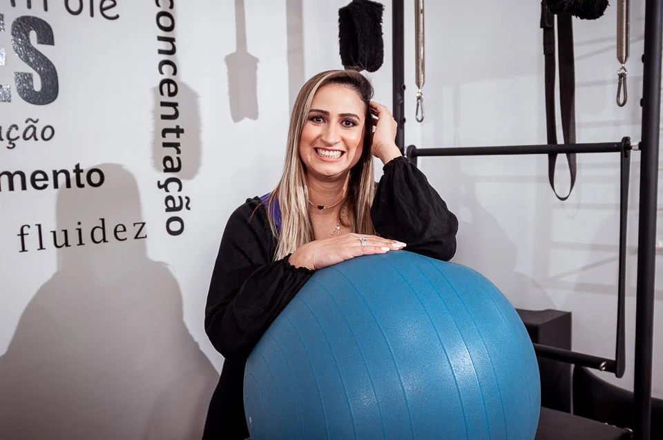 Lilian Moreira sorrindo durante uma aula no studio