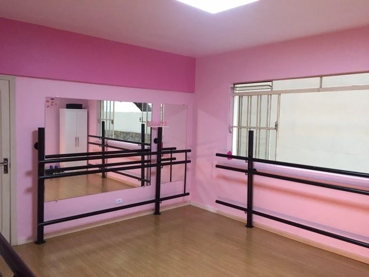 Sala de ballet com barras e espelhos